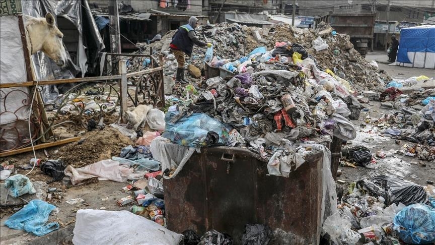 الأونروا: النفايات ومياه الصرف الصحي لا تزالان تتراكمان بأنحاء غزة 