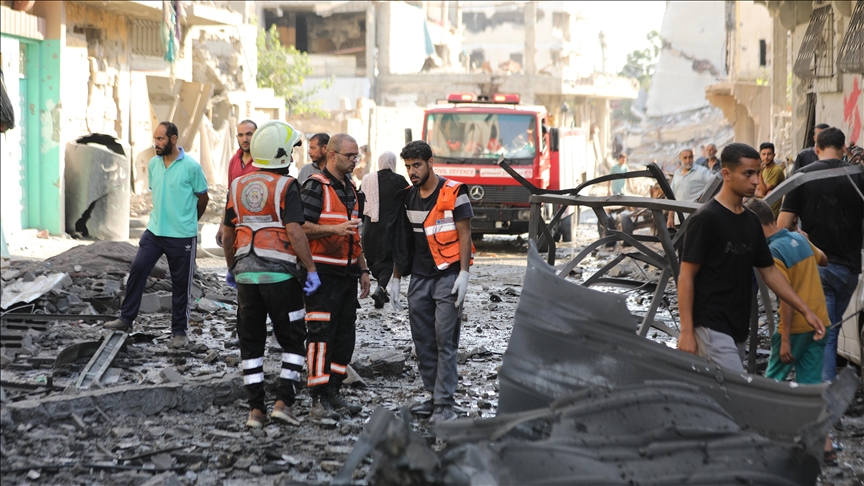 Gazze Sivil Savunma ekipleri, İsrail'in saldırılarını sürdürdüğü Şucaiyye'de ölü ve yaralılara ulaşamıyor