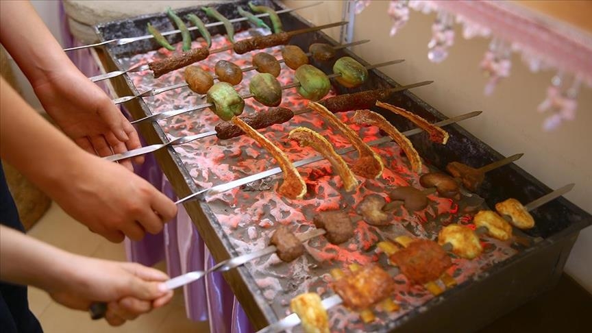 رسام أذربيجاني يقيم متحفا للمأكولات بمجسمات “شهية”