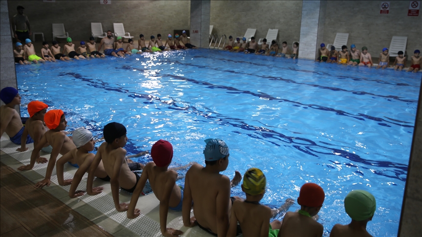 Şanlıurfa'da çocuklar havuzlarda hem serinliyor hem yüzme öğreniyor