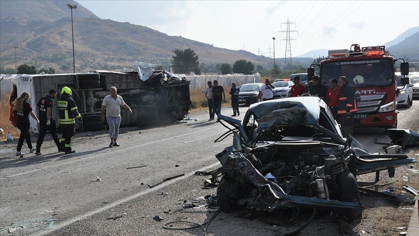 Mersin'de 2 servis aracı ve otomobilin karıştığı kazada 2 kişi öldü, 35 kişi yaralandı