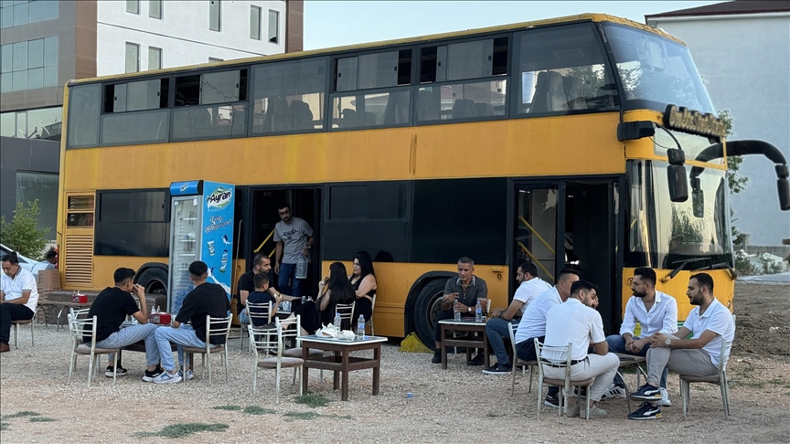 Yıllarca yolcu taşıyan çift katlı halk otobüsü Elazığ'da lezzet durağı oldu