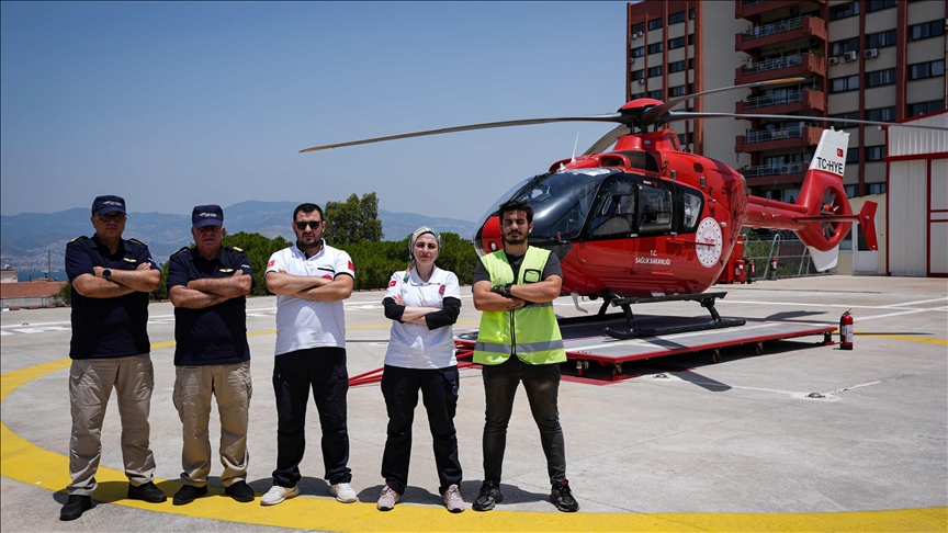 TSK'dan emekli pilotlar ambulans helikopterde hayat kurtarmak için mesai yapıyor