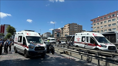 Avcılar'da otomobilin kaldırımdaki yayalara çarpması sonucu 5 kişi yaralandı