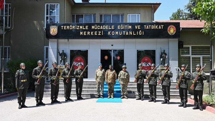 قائد القوات البرية المالي يزور وحدات عسكرية في تركيا