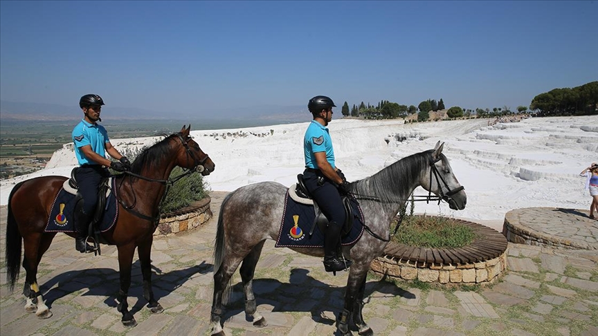 Pamukkale'de jandarma, "Hazal" ve "Yankı" adı verilen atlarla devriye görevine başladı