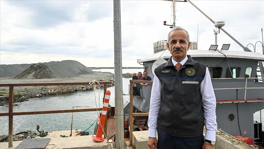 Bakan Uraloğlu, 1,5 yılda 6 milyon metreküp deniz dibi taraması yapıldığını bildirdi