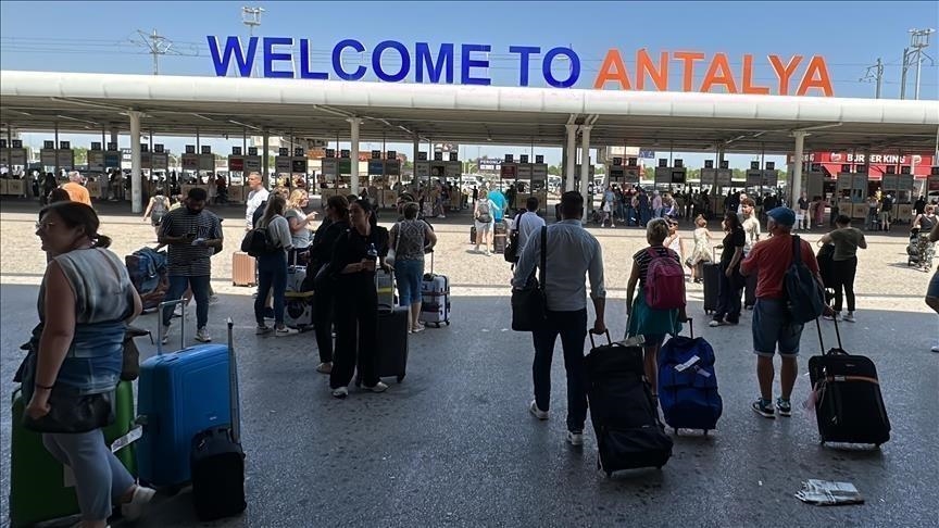 مطار أنطاليا يسجل رقما قياسيا بعدد المسافرين