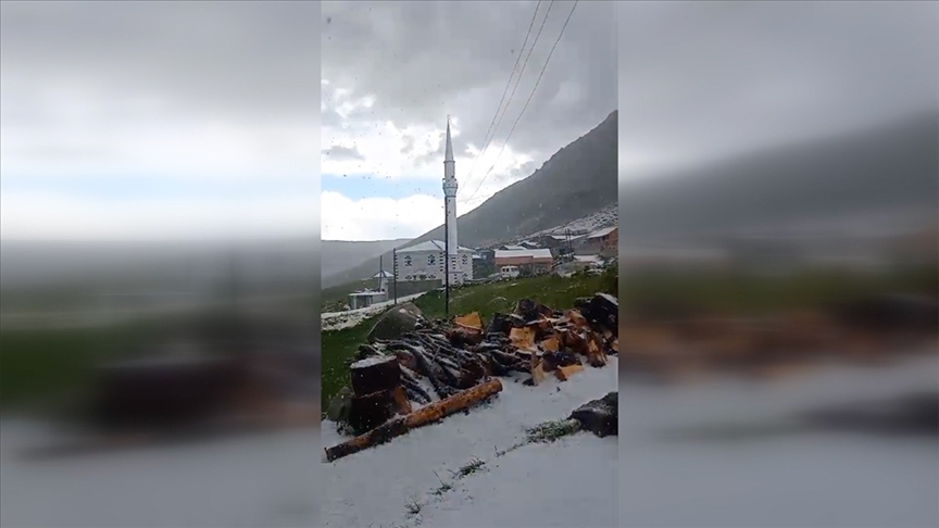 Ovit Dağı'na haziranın son gününde kar yağdı
