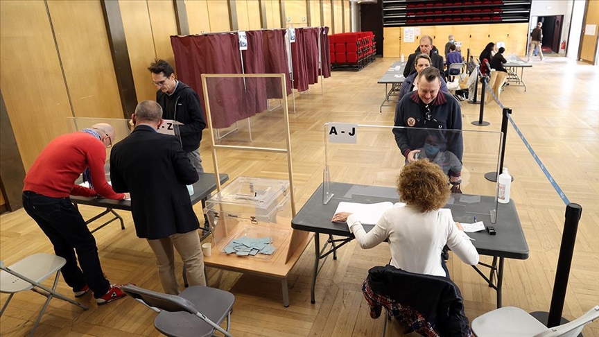 Voters in France head to polls in critical parliament election