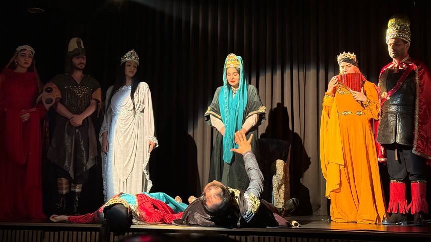نمایش «داستان خسرو برای شهرزاد» به دو زبان فارسی و ترکی در استانبول روی صحنه رفت