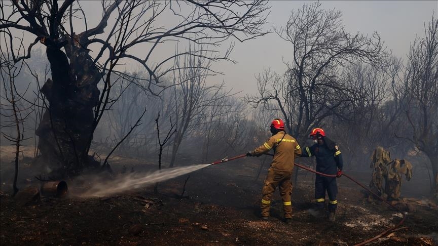 اليونان.. حريق غابات يصل تجمعات سكنية قرب أثينا