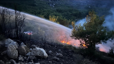 مهار آتش‌سوزی در یک منطقه جنگلی آنتالیا