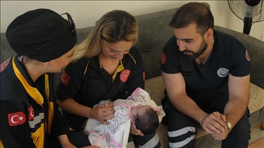 Yalova'da hastane yolunda doğumu başlayan kadın bebeğini ambulansta dünyaya getirdi