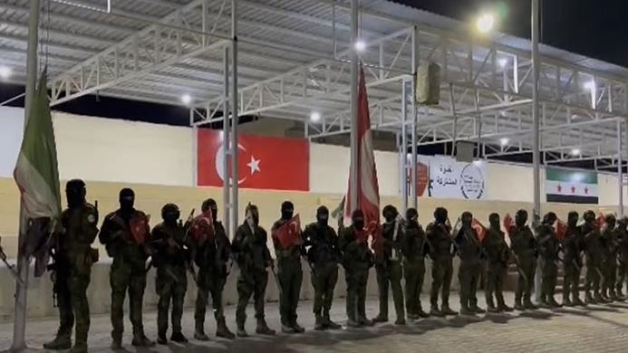 الجيش الوطني السوري يرفع علم تركيا ويؤكد على علاقات الأخوة