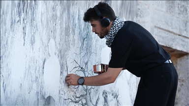 نقاشی رنج مردم فلسطین بر روی یک تابلو دیواری در استانبول