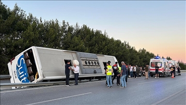 Uşak'ta yolcu otobüsünün devrilmesi sonucu 11 kişi yaralandı
