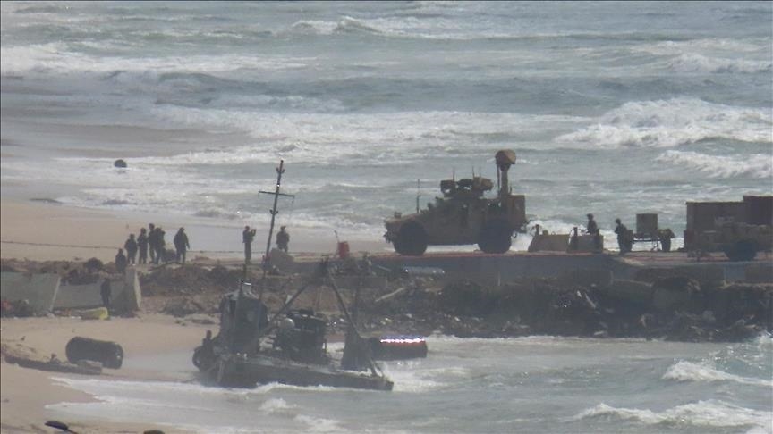 رصيف غزة العائم ما يزال بميناء أسدود بانتظار هدوء البحر