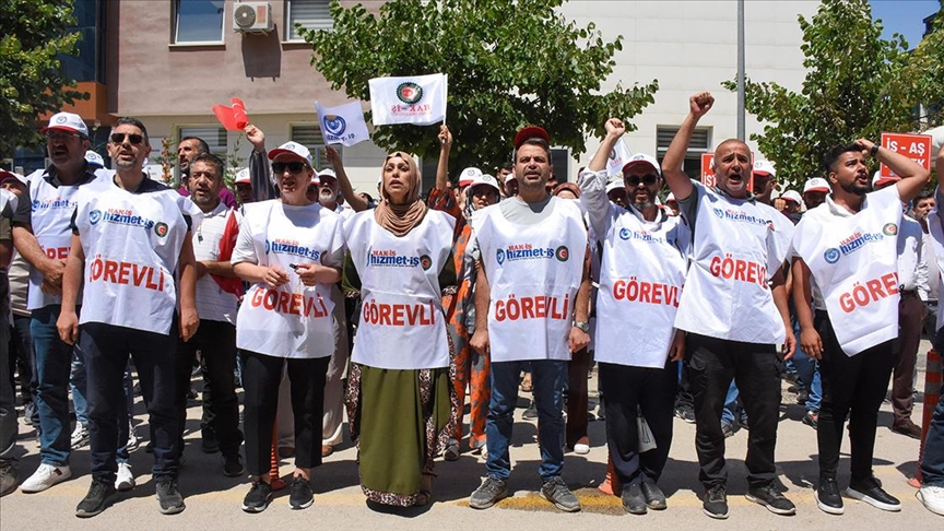 Van'da işten çıkarılan belediye çalışanlarının eylemi sürüyor