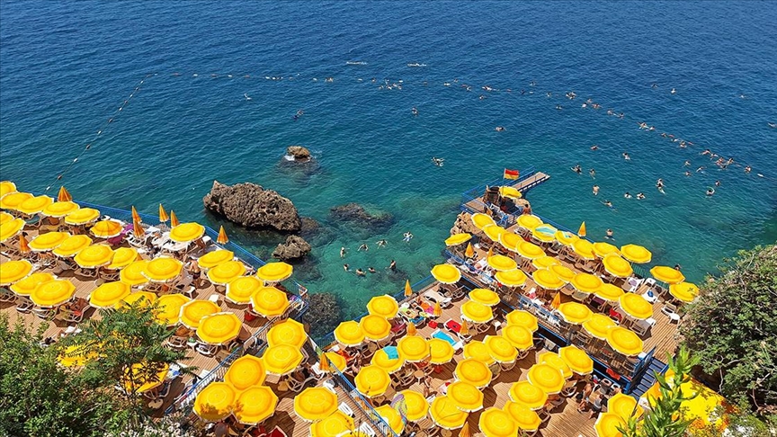 Antalya'nın 5 falez plajında mavi bayrak dalgalanmaya başladı