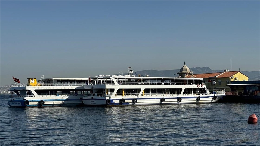 İzmir'de arızalanan vapur başka vapurla iskeleye çekildi