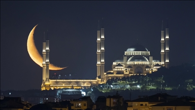 Magični prizori: Polumjesec iznad turske metropole Istanbula