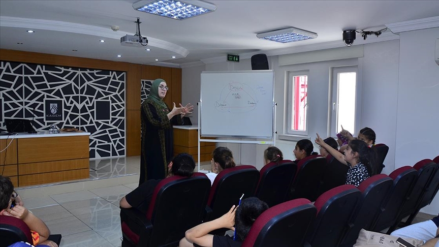 Türkiye Diyanet Vakfının ortaokul öğrencileri için yaz okulu programı başladı