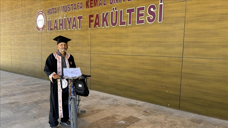 66 yaşında üniversite bitirdi, diplomasını almaya bisikletiyle gitti 