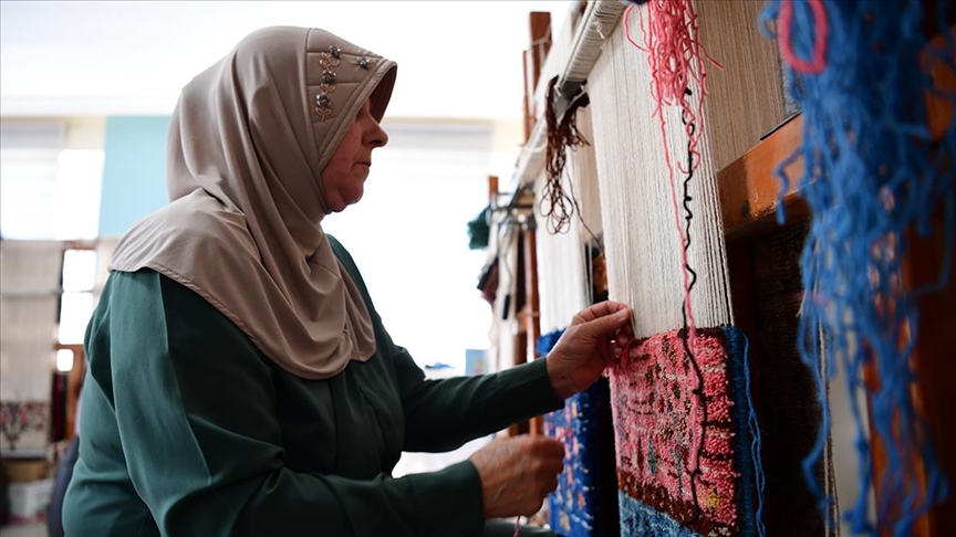 Alman asıllı kadın, halı dokuyarak depremin etkisinden uzaklaşmaya çalışıyor