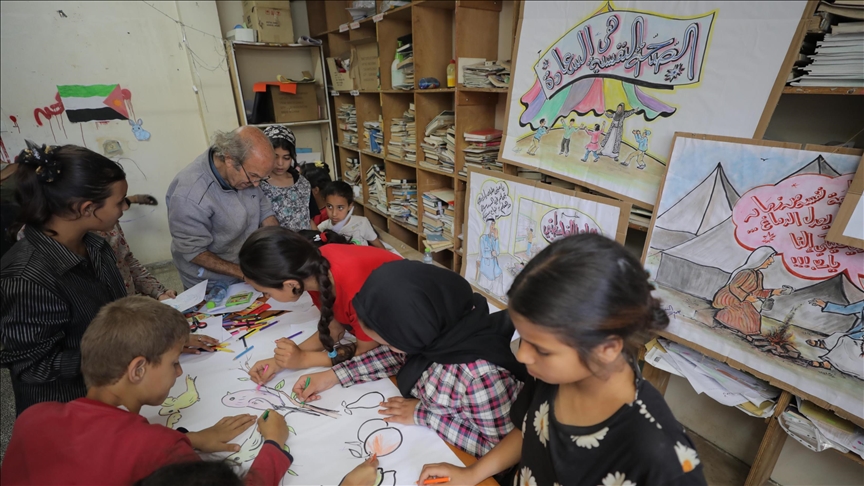 غزة.. تعلم الرسم وسيلة لتخفيف وطأة الحرب (تقرير)
