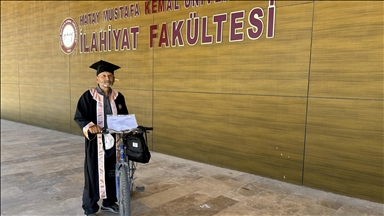 66 yaşında üniversite bitirdi, diplomasını almaya bisikletiyle gitti 