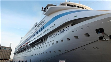 تركيا.. سفينة سياحية تقل 995 مسافرا ترسو في بارطن