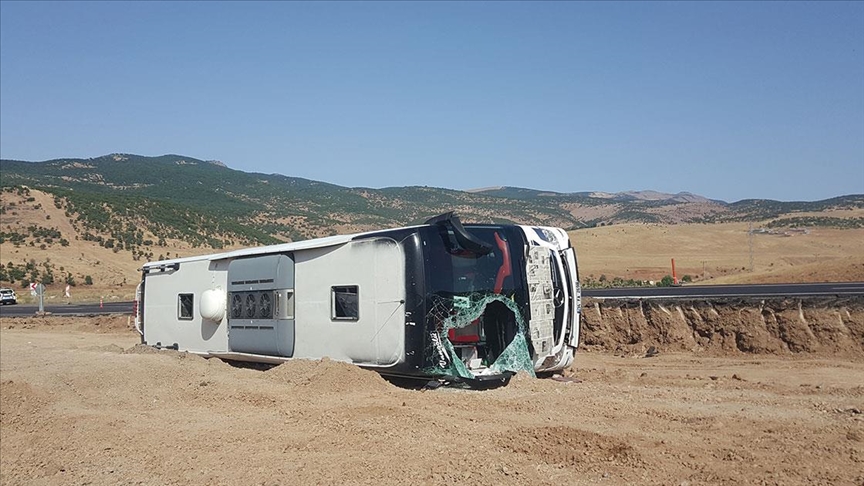 Bingöl'de yolcu otobüsünün devrilmesi sonucu 14 kişi yaralandı