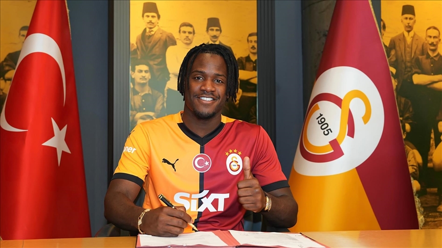 Belçikalı futbolcu Batshuayi, Galatasaray'da forma giyeceği için gurur duyuyor