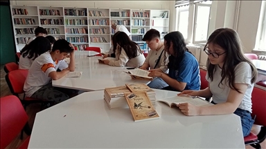 Samsun'dan Elbistan'a depremzedelerle kurulan "Gönül Köprüsü" mektupları kitaplaştırıldı