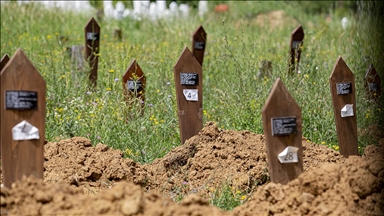 Bosna Savaşı'nın "isimsiz" kurbanları Visoko'daki mezarlığa defnediliyor