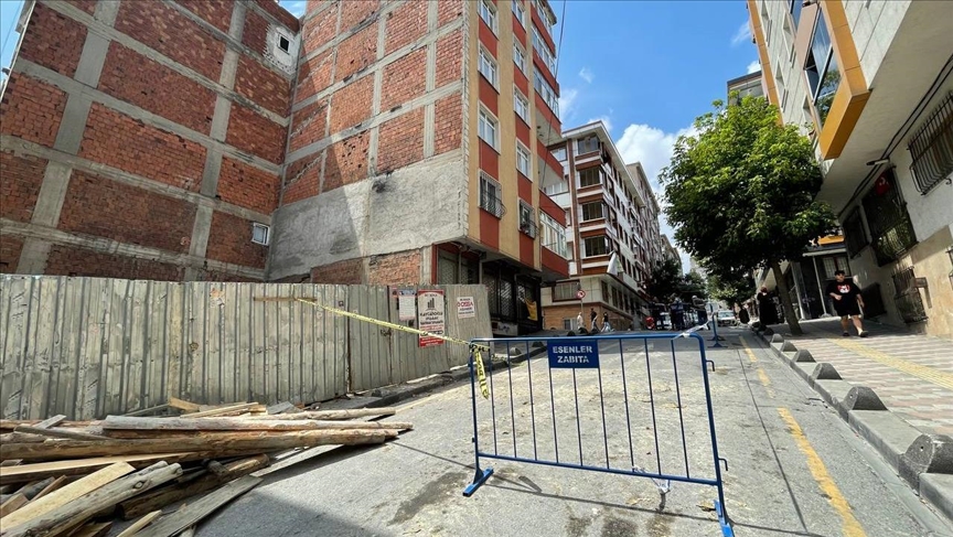 Esenler'de çatlaklar oluşan 6 katlı bina boşaltıldı