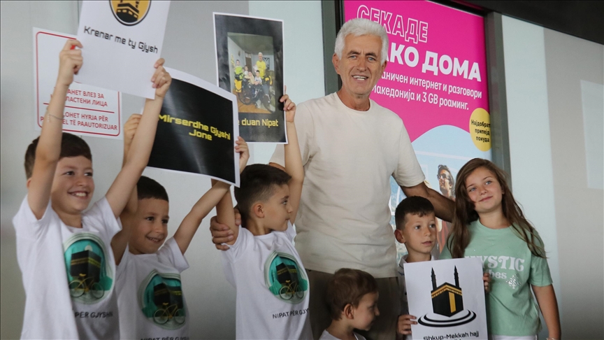 Bisikletle hacca giden Qamuran Hirda Üsküp'e döndü