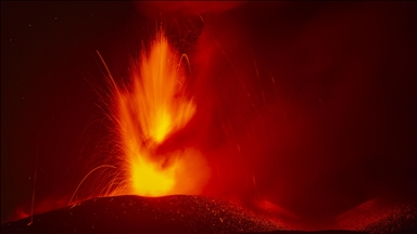 Вулканот Етна во Италија исфрла лава и пепел
