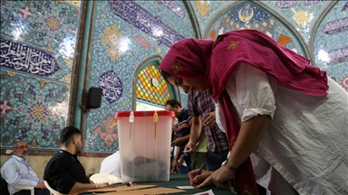 İran'da cumhurbaşkanı seçiminin ikinci turunda oy verme süreci devam ediyor
