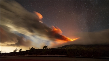 Mount Etna erupts dramatically, sending ash 4.5 kilometers high