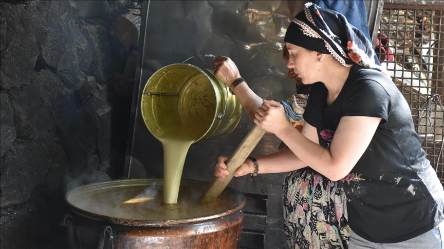 Gümüşhane'de kazanlar pestil için kaynıyor