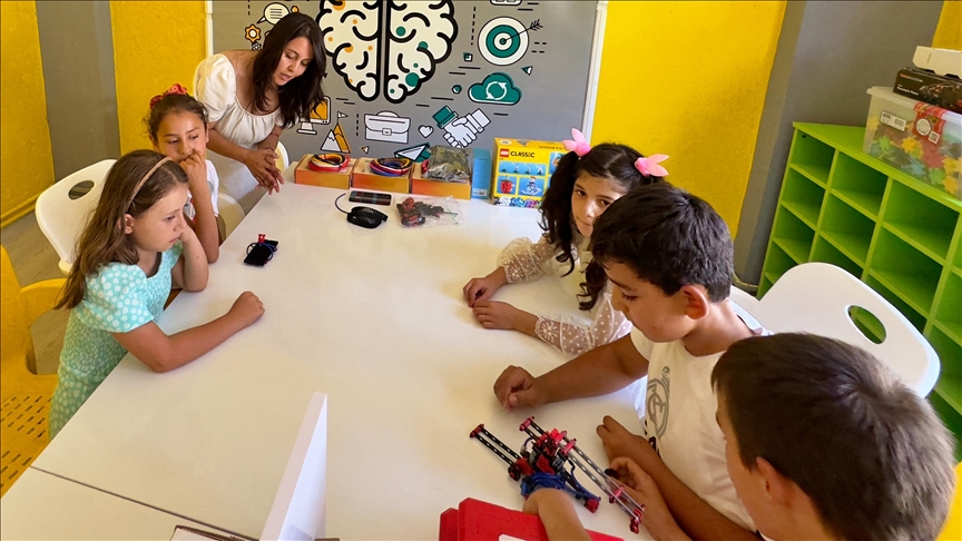 Osmaniye'de köy çocukları robotik kodlama sınıfında dijital dünyayla tanışıyor