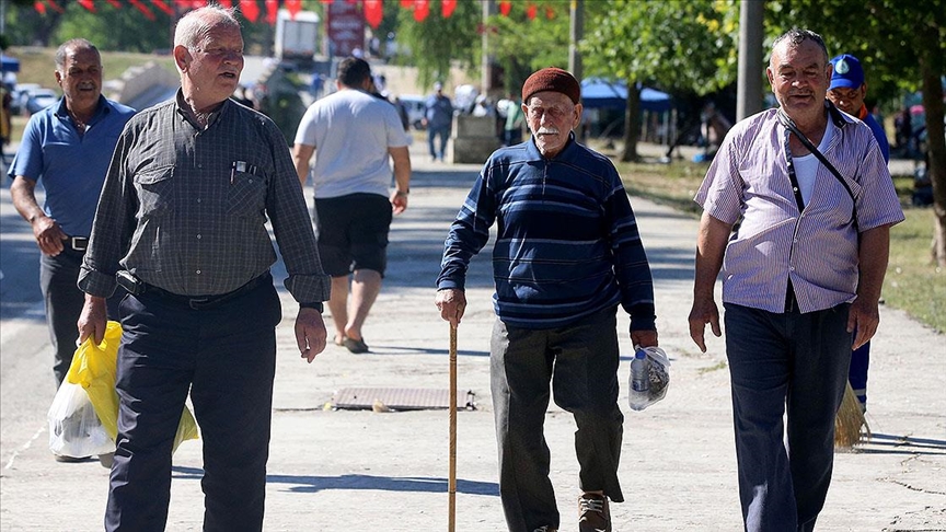 Kırkpınar'ın "ruhu genç" müdavimleri, bastonla da olsa "er meydanı"ndan uzak kalamıyor