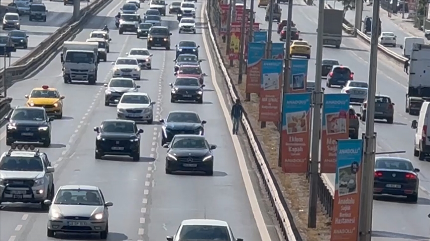 Pendik'te D-100 kara yolundaki "tehlikeli yürüyüş" kameralarca kaydedildi