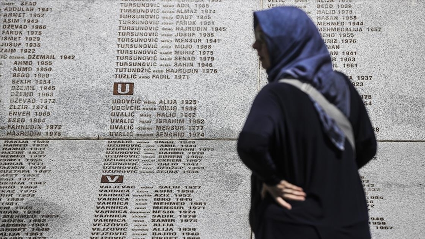 Srebrenitsa'da toprağa verilecek 14 soykırım kurbanı için mezar yerleri kazıldı