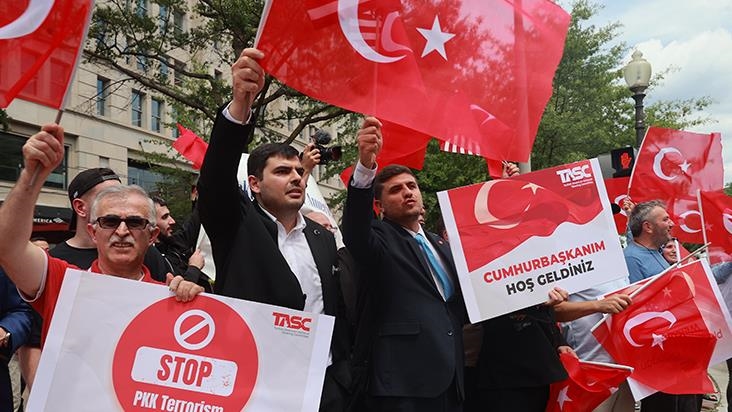 Президента Эрдогана в Вашингтоне встретили многочисленные турецкие граждане