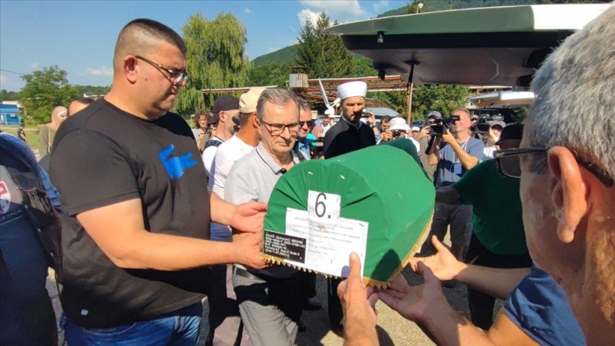 BiH: Tužna povorka sa tabutima 14 žrtava genocida u Srebrenici stigla u Potočare