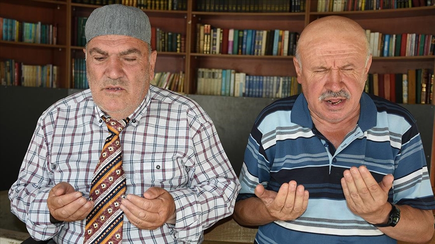 Görme engelli iki hafız, kasetten dinleyerek ezberledikleri Kur'an'ı dillerinden düşürmüyor