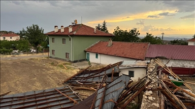 Ankara Beypazarı'nda kuvvetli rüzgar çatıları uçurdu